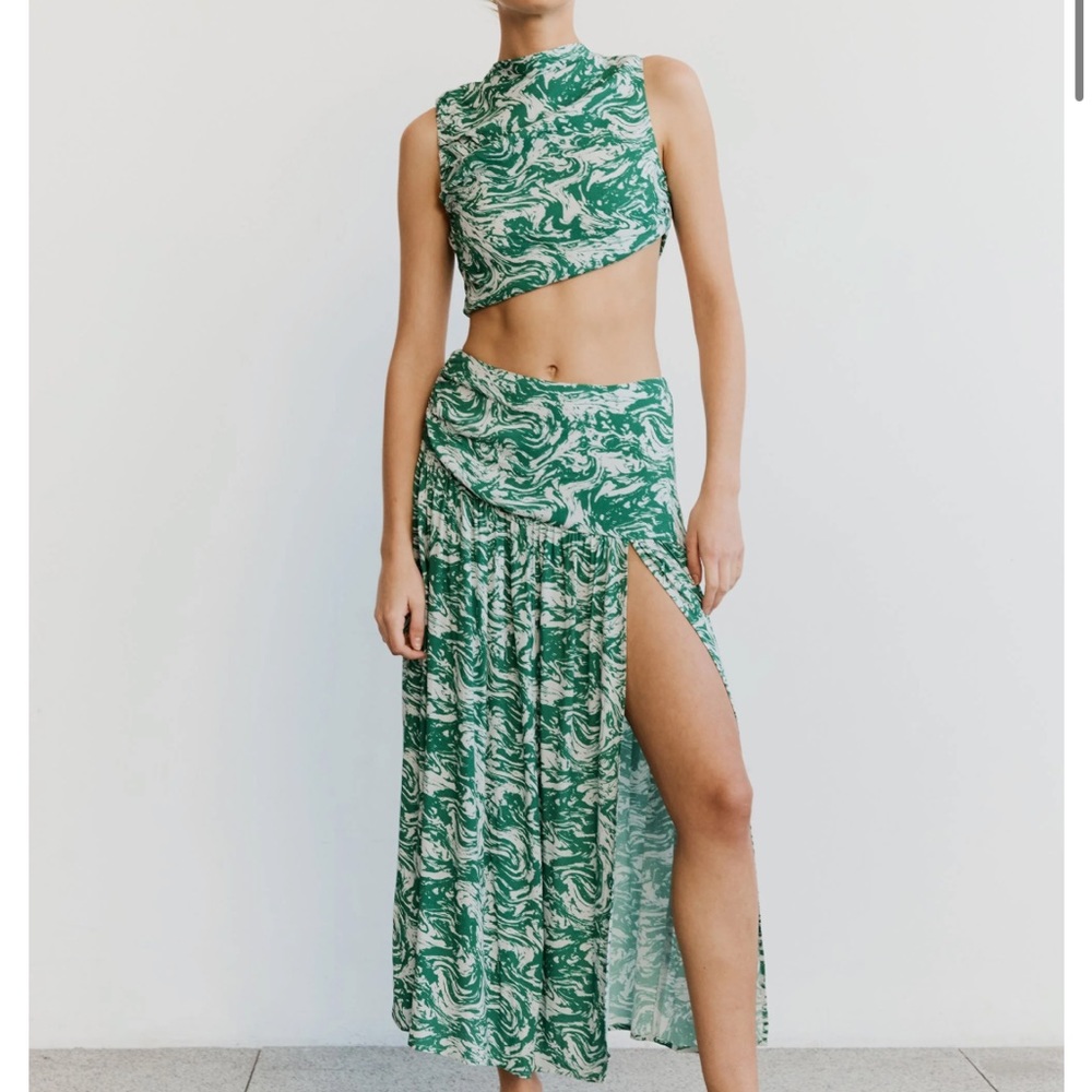 Third Form skirt and Top set
worn once, perfect condition
Aus size 8 = US S